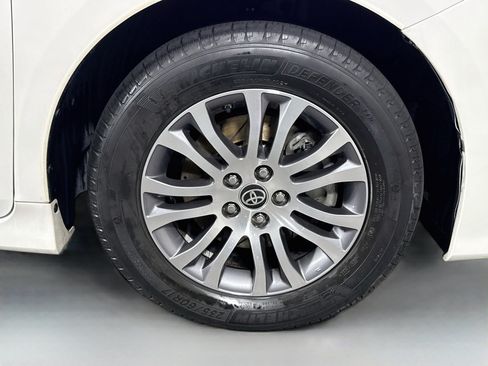 Used 2020 Toyota Sienna XLE w/ XLE Navigation Package FWD image 32