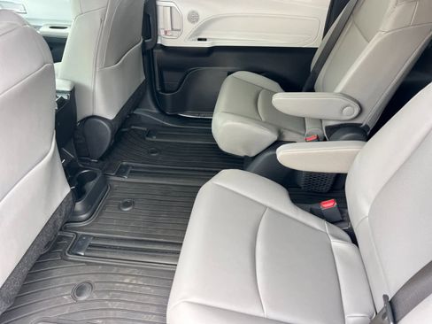 Used 2026 Toyota Sienna XLE image 5