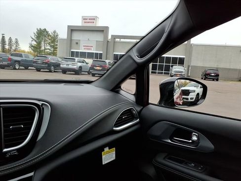New 2026 Chrysler Pacifica Limited w/ Uconnect Theater Family Group image 14