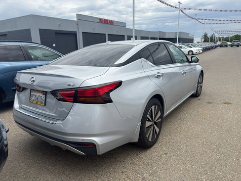 Used 2022 Nissan Altima 2.5 SV FWD image 5