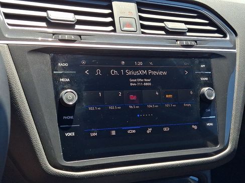 Used 2024 Volkswagen Tiguan SE w/ Panoramic Sunroof Package FWD image 18