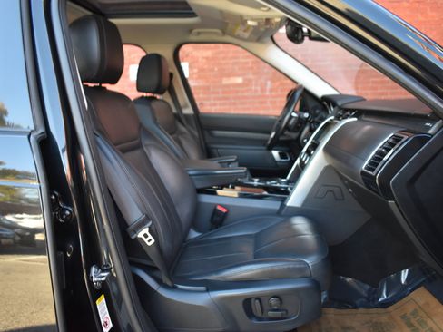 Used 2017 Land Rover Discovery HSE image 25