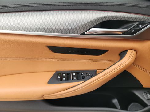 Used 2020 BMW 530e w/ M Sport Package image 24