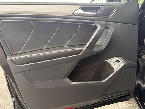 Used 2022 Volkswagen Tiguan SE w/ Panoramic Sunroof Package FWD image 24