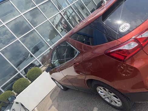 Used 2020 Chevrolet Equinox LT w/ Driver Convenience Package image 4