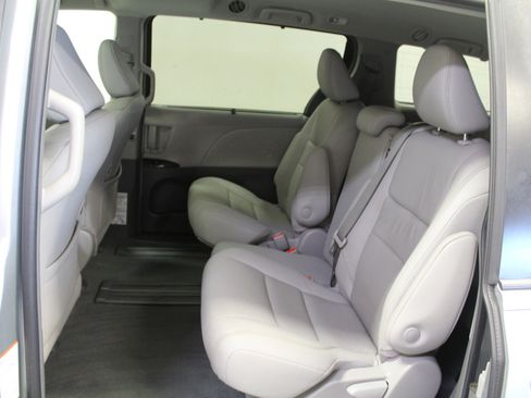 Used 2019 Toyota Sienna XLE image 24