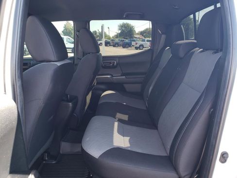 Used 2022 Toyota Tacoma TRD Sport image 11