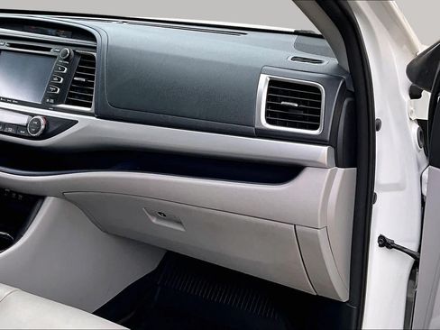 Used 2018 Toyota Highlander XLE FWD image 18