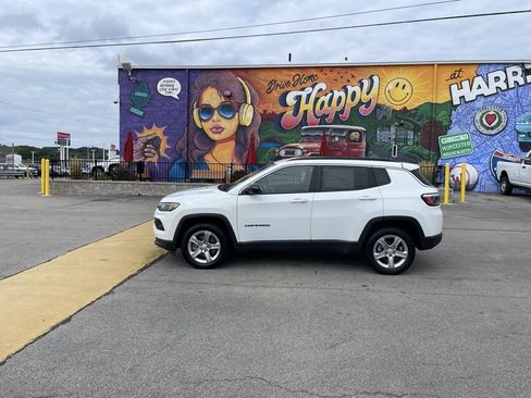 Used 2024 Jeep Compass Latitude AWD/4WD image 2