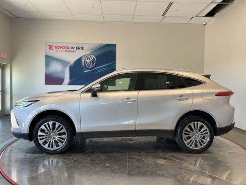 Used 2022 Toyota Venza XLE AWD/4WD image 3