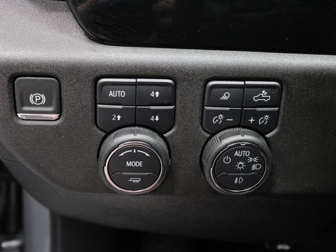 Used 2025 Chevrolet Silverado 1500 High Country w/ High Country Premium Package AWD/4WD image 28