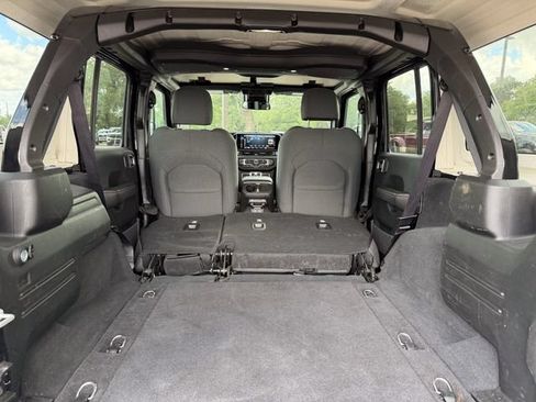 Used 2025 Jeep Wrangler Unlimited Sahara AWD/4WD image 21