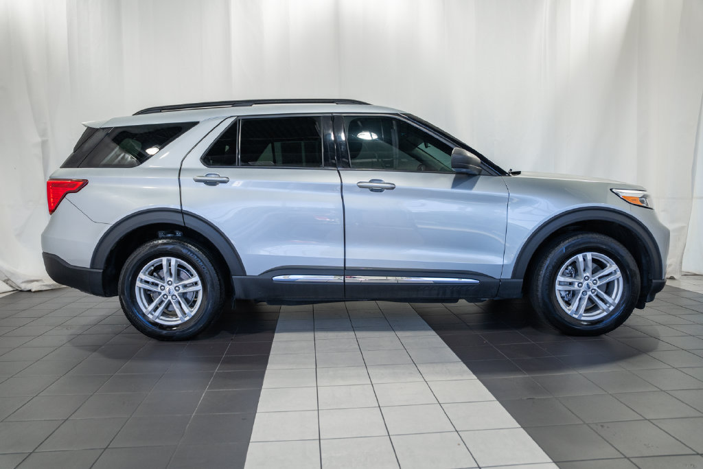 Used 2023 Ford Explorer XLT AWD/4WD image 3