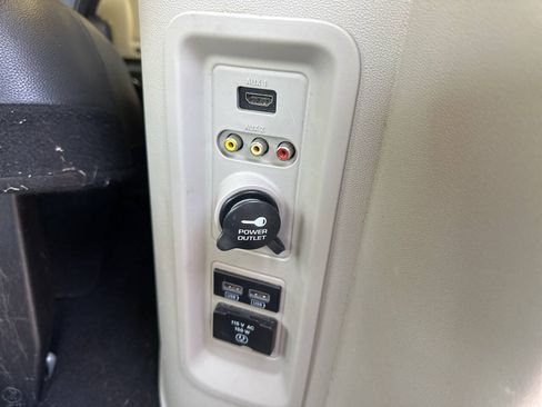 Used 2015 Chrysler Town & Country Touring FWD image 9