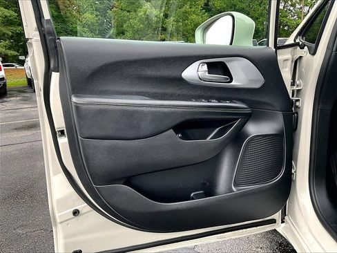 Used 2021 Chrysler Pacifica Touring w/ S Appearance Package FWD image 9