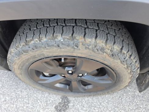Used 2021 Jeep Cherokee Latitude AWD/4WD image 9