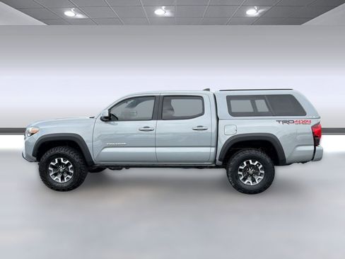 Used 2018 Toyota Tacoma TRD Off-Road AWD/4WD image 2