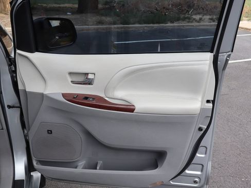 Used 2013 Toyota Sienna Limited w/ Premium Pkg AWD/4WD image 26