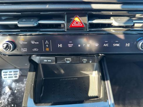 Used 2024 Kia Niro EX Touring image 33