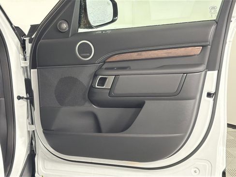 New 2026 Land Rover Discovery Dynamic SE image 31