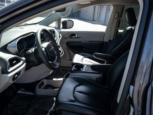 Used 2023 Chrysler Pacifica Touring-L FWD image 14