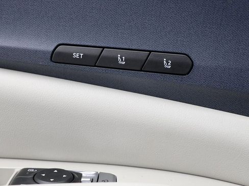 Used 2025 Kia Carnival EX FWD image 28