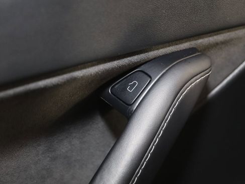 Used 2022 Tesla Model Y Long Range image 28