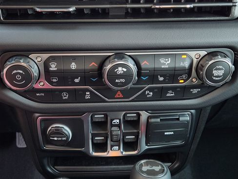 New 2026 Jeep Wrangler Unlimited Sahara AWD/4WD image 16