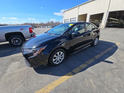 Used 2022 Toyota Corolla LE image 2