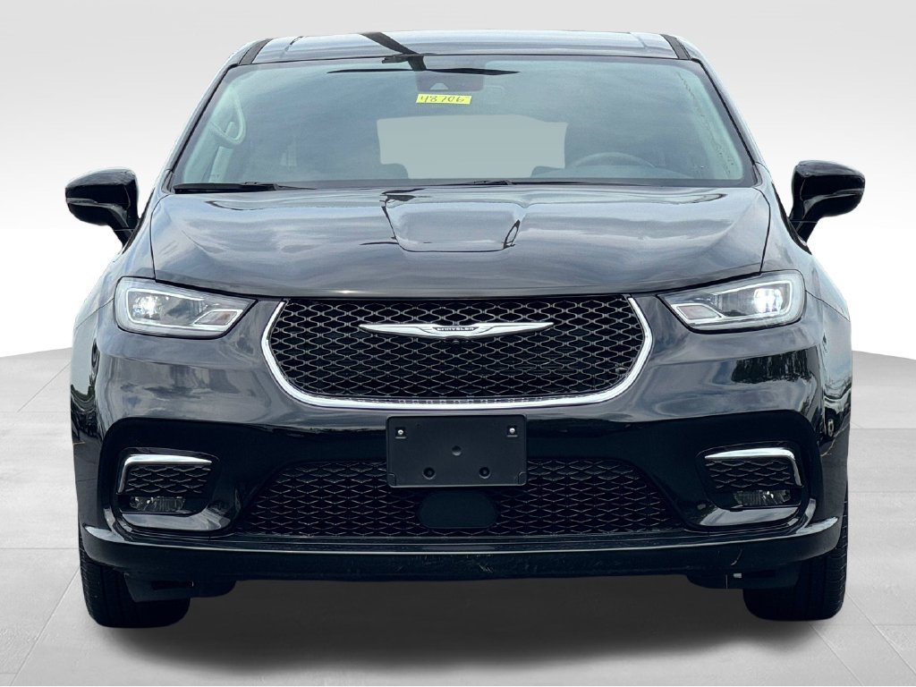 Used 2024 Chrysler Pacifica Touring-L FWD image 2