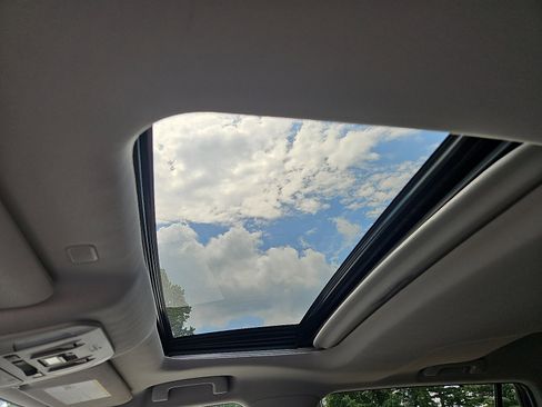 Used 2022 Toyota Highlander XLE image 16