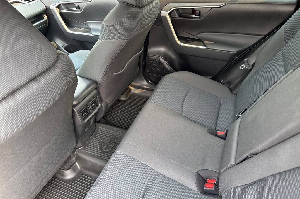 Used 2022 Toyota RAV4 LE AWD/4WD image 15