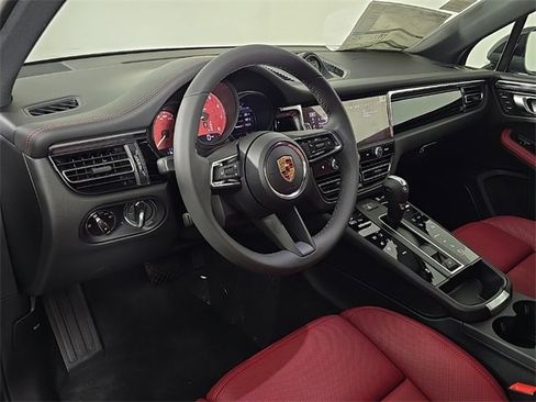 Certified 2025 Porsche Macan image 4