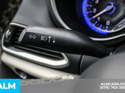 Used 2023 Chrysler Pacifica Touring-L image 30