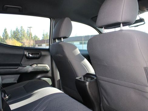 Used 2016 Toyota Tacoma TRD Off-Road image 18