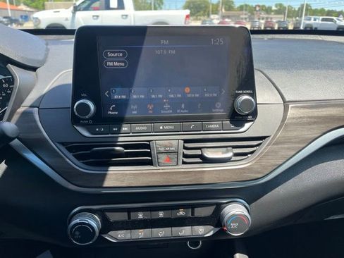 Used 2025 Nissan Altima 2.5 SV FWD image 24