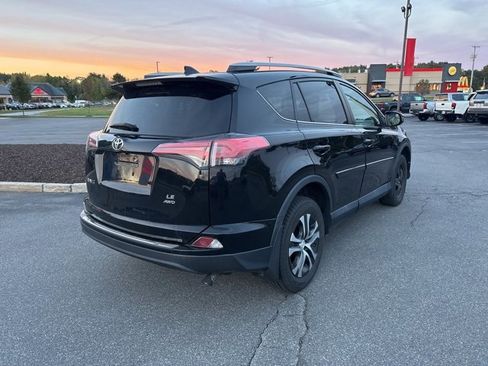 Used 2018 Toyota RAV4 LE image 5