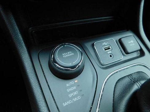 Used 2019 Jeep Cherokee Latitude Plus w/ Cold Weather Group image 12