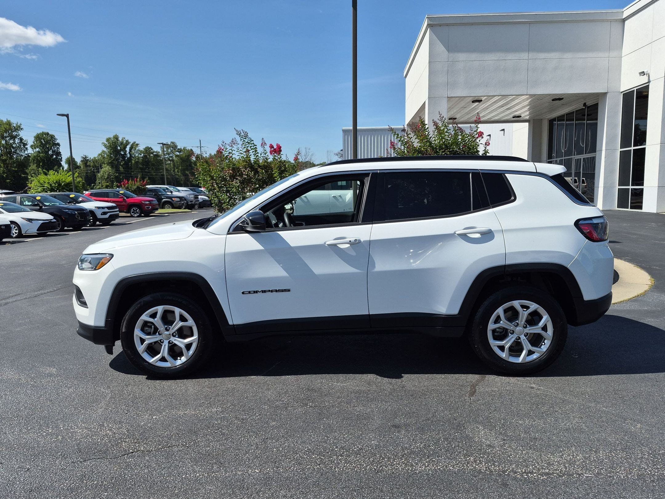 Used 2024 Jeep Compass Latitude AWD/4WD image 8