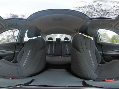 Used 2025 Hyundai Elantra SEL image 40