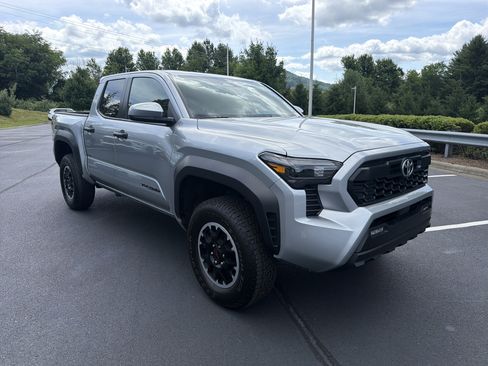 Certified 2025 Toyota Tacoma TRD Off-Road AWD/4WD image 12