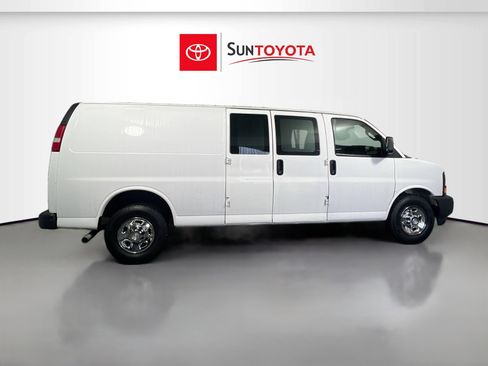 Used 2017 Chevrolet Express 3500 Extended image 2