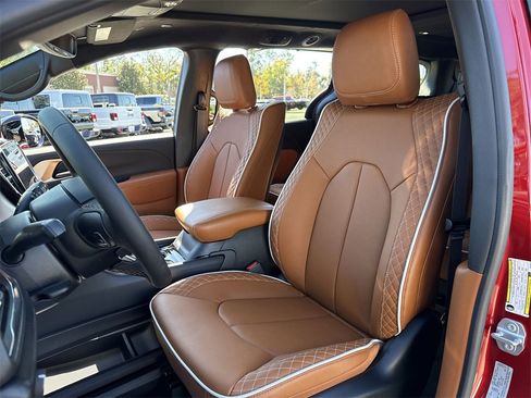 New 2026 Chrysler Pacifica Pinnacle image 11