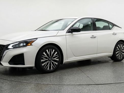 Used 2025 Nissan Altima 2.5 SV image 3