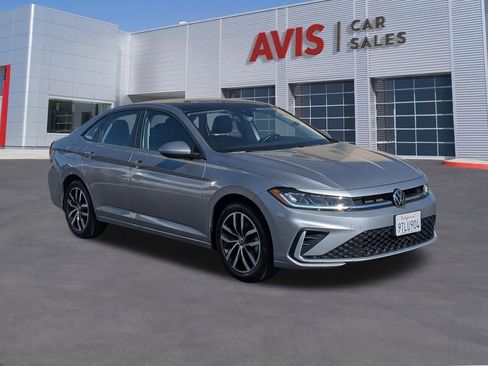 Used 2025 Volkswagen Jetta SE FWD image 3