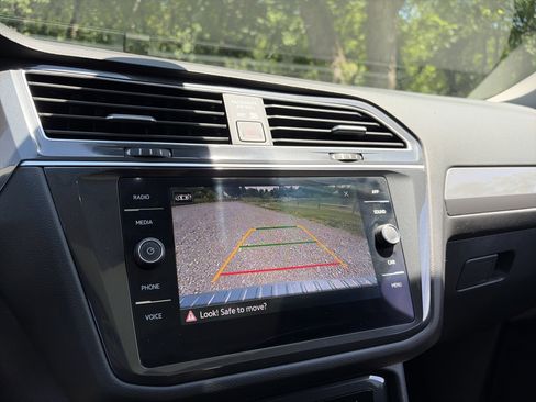 Used 2024 Volkswagen Tiguan SE w/ Panoramic Sunroof Package AWD/4WD image 36
