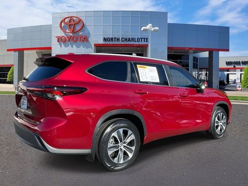 Used 2024 Toyota Highlander XLE FWD image 7