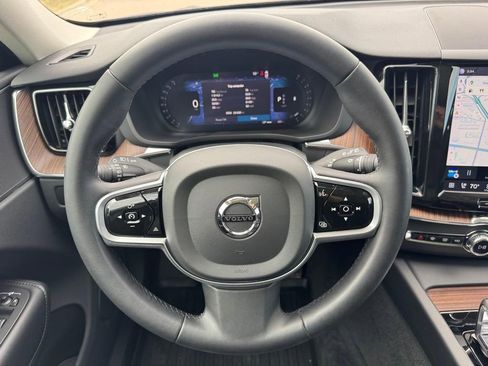 Used 2023 Volvo XC60 B5 Plus image 10