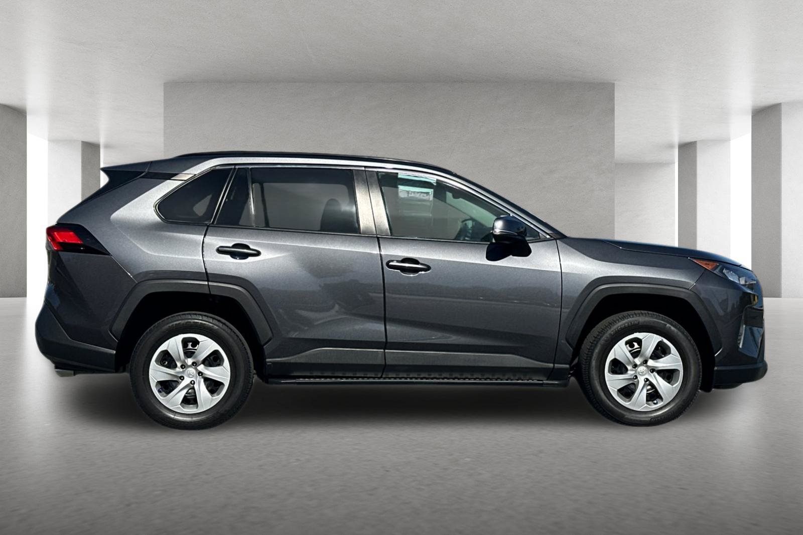 Used 2021 Toyota RAV4 LE FWD image 3