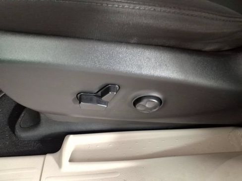 Used 2023 Chrysler Voyager LX FWD image 13